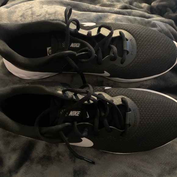 Nike Black and White Athletic Shoes - Picture 5 of 5